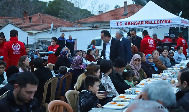 Akhisar Belediyesi'nden Atatürk Mahallesinde iftar sofrası kuruldu