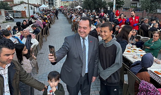 Akhisar Belediyesi'nden Cumhuriyet Mahallesine iftar sofrası