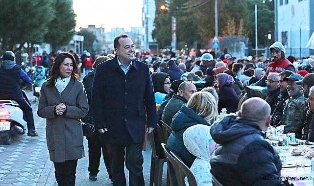 Akhisar Belediyesi  Reşatbey Mahallesinde iftar sofrası kurdu