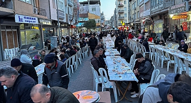 Akhisar'da 16 sokak esnafından Bin kişilik iftar