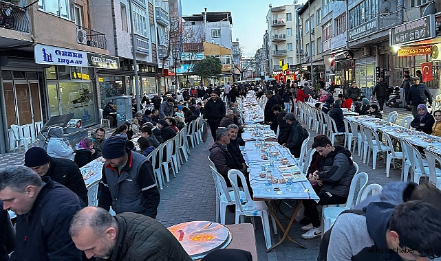 Akhisar'da 16 sokak esnafından Bin kişilik iftar