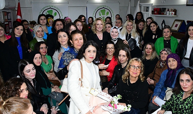 Akhisar'da 8 Mart'ta Kadın Esnaflar Girişimcilik Belgesiyle Onurlandırıldı