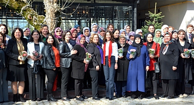 Akhisar'da CHP Kadın Kollarından Anlamlı 8 Mart Kutlaması