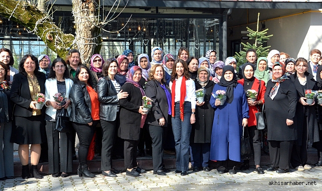 Akhisar'da CHP Kadın Kollarından Anlamlı 8 Mart Kutlaması