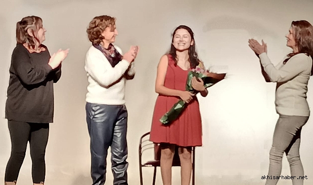 Akhisar'da "İnsan Merak Ediyor" Oyununa Yoğun İlgi