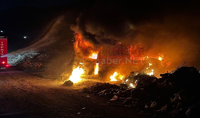 Akhisar'da seyir halindeki araç cayır cayır yandı