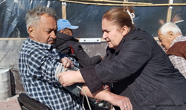 Akhisar İlçe Sağlık Müdürlüğü Yaşlılarımıza Şifa Kapısı Oluyor