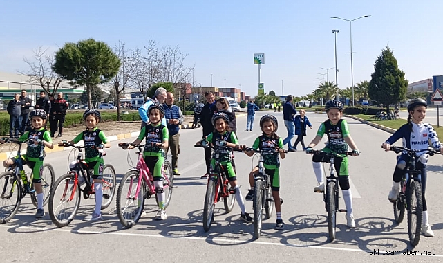 Akhisar İlçe Spor'un Bisiklet Mücadelesinde Zaferi: Bölgesel 2. Grup Yarışlarında Başarılar