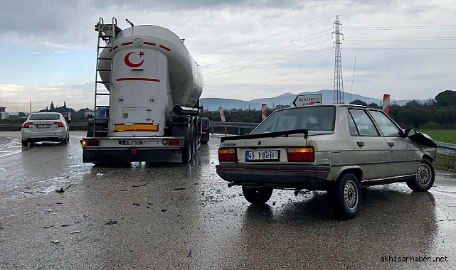 Akhisar Medar Kavşağında Trafik Kazası: 2 Yaralı