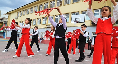 Akhisar Misak-ı Milli İlkokulu'ndan İstiklal Marşı ve Mehmet Akif Ersoy Anma Programı