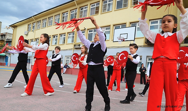 Akhisar Misak-ı Milli İlkokulu'ndan İstiklal Marşı ve Mehmet Akif Ersoy Anma Programı