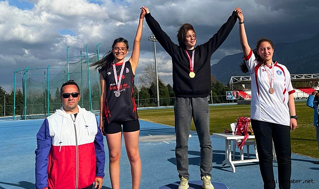 Akhisar Şeyh İsa Anadolu Lisesi Atletizmde Zirveye Koştu