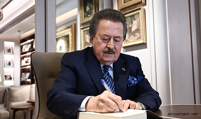 Ana Vatandaki hikayesi Akhisar’da başlayan Cavit Çağlar hayatı kitaplaştı