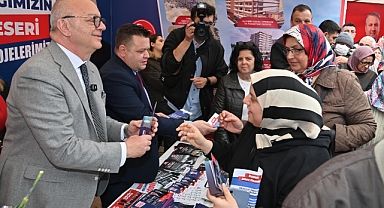 Başkan Cengiz Ergün'den Kadınlara 8 Mart Sürprizi: Karanfil ve Hediyeler