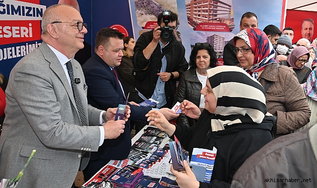 Başkan Cengiz Ergün'den Kadınlara 8 Mart Sürprizi: Karanfil ve Hediyeler
