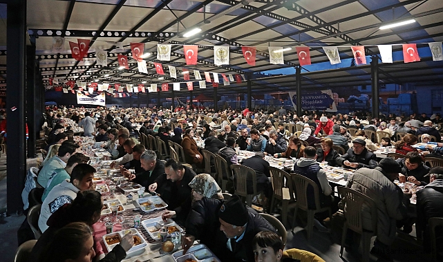 Akhisar Belediye Başkanı Besim Dutlulu, Cumartesi Pazarı'nda İftar Verdi