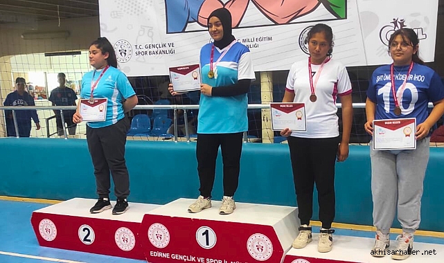 Edirne'de Bilek Güreşi Heyecanı: Akhisarlı Zehra Üçüncülükle Döndü