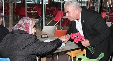 İYİ Parti'den Akhisar'da Kadınlara Özel 8 Mart Kutlaması: Karanfillerle Sevgi Dağıtıldı