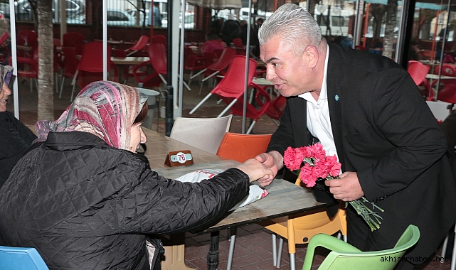 İYİ Parti'den Akhisar'da Kadınlara Özel 8 Mart Kutlaması: Karanfillerle Sevgi Dağıtıldı