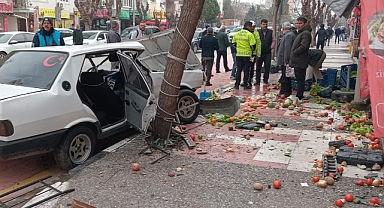 Manisa Yunusemre'de Manav Dükkanına Otomobil Girdi: 2 Yaralı