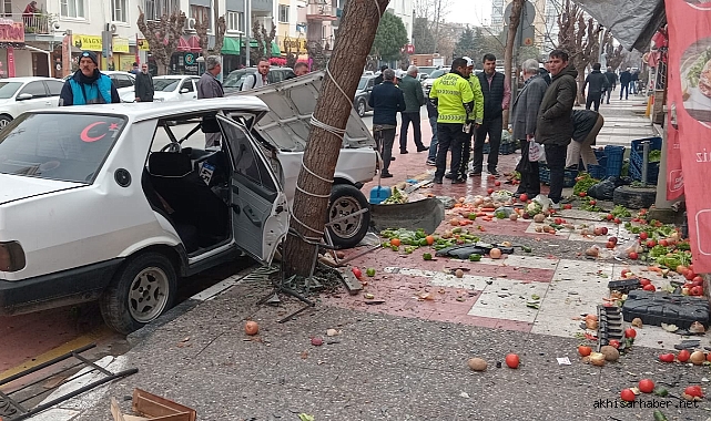 Manisa Yunusemre'de Manav Dükkanına Otomobil Girdi: 2 Yaralı