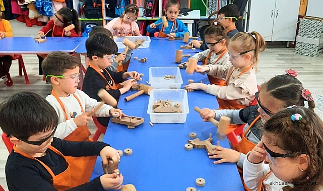 Mutlu Oyuncak Dükkanı: Anaokulu Öğrencileri Kendi Oyuncaklarını Yapıyor