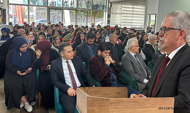 Prof. Dr. Çağfer Karadaş Akhisar’da gençlerin sorularını yanıtladı