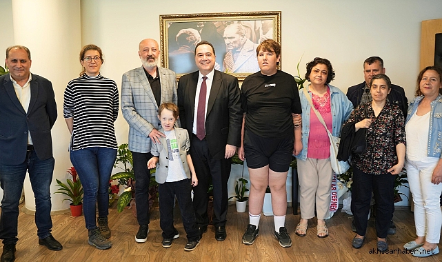 Akhisar Belediye Başkanı Besim Dutlulu, Gökyüzü Çocukları Derneği'ni Ağırladı