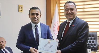 Akhisar Belediye Başkanı Besim Dutlulu mazbatasını aldı