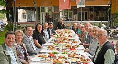 Akhisar Belediye Başkanı, Ulucami Mahallesinde Kahvaltı Etkinliğine Katıldı