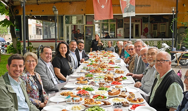 Akhisar Belediye Başkanı, Ulucami Mahallesinde Kahvaltı Etkinliğine Katıldı