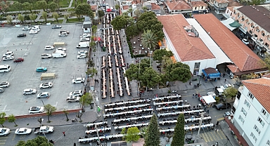 Akhisar Belediyesi iftar sofrası Yeni Gülruh Camii önünde kuruldu