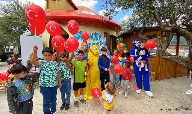 Akhisar'da 23 Nisan Coşkusu: CHP Akhisar İlçe Başkanlığından Çocuklara Özel Etkinliklerle Buluşma