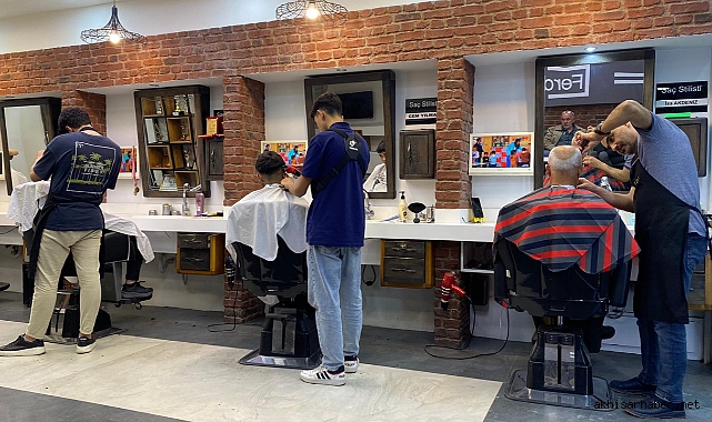 Akhisar'da Bayram Bereketi: Berber ve Kuaförlerde Yoğunluk Artıyor