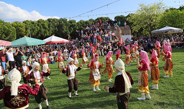Akhisar'da Geleneksel Bahar Şenliği Coşkusu