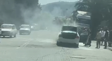 Akhisar'da Seyir Halindeki Araç Alev Aldı: Vatandaşların Hızlı Müdahalesiyle Yangın Söndürüldü