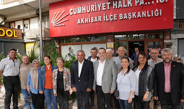Akhisar'da Siyasi Arenada Önemli Bir Gelişme: CHP'ye Katılımlar ve Rozet Takma Töreni
