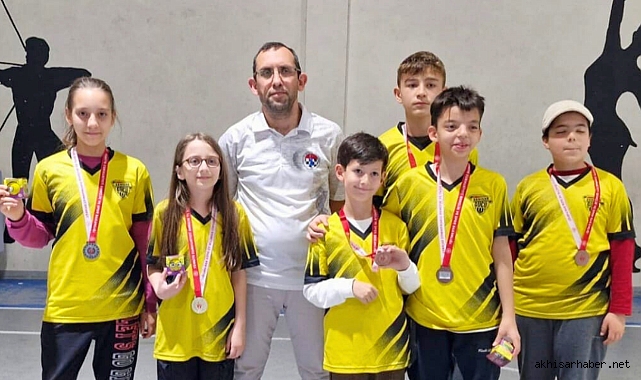 Akhisar Gücü Satranç Takımı 23 Nisan'da Başarıya Doymuyor