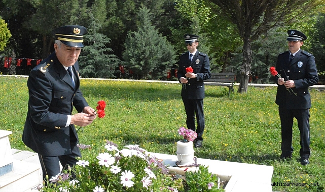 Akhisar İlçe Emniyet Müdürlüğü'nden Şehitlik Ziyareti