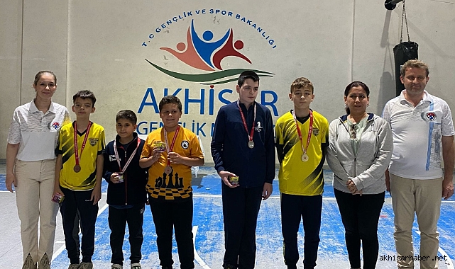 Akhisar İlçe Spor Kulübü'nden 23 Nisan Satranç Turnuvasında Büyük Başarı