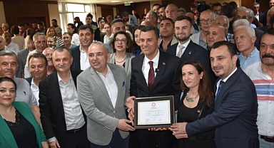 Manisa Büyükşehir Belediyesi Yeni Başkanı Ferdi Zeyrek Mazbatasını aldı