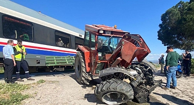 Turgutlu’da yolcu treni traktöre çarptı
