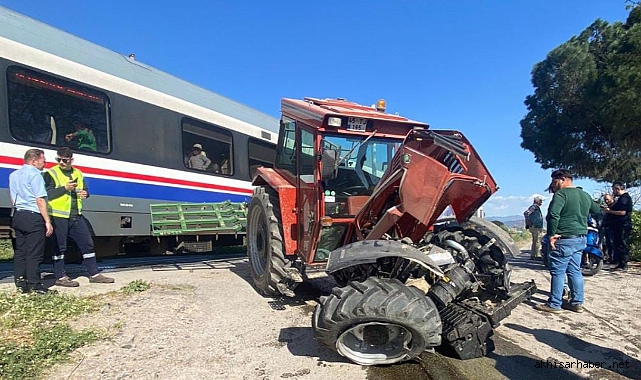 Turgutlu’da yolcu treni traktöre çarptı