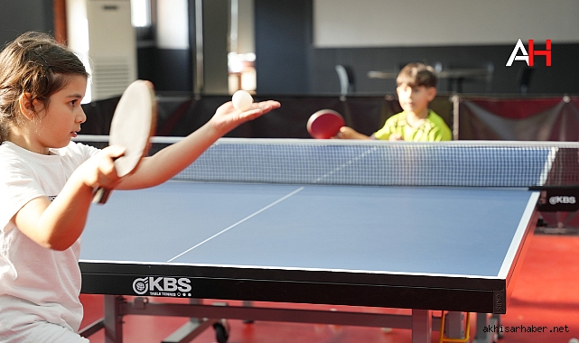 Akhisar Belediyesi'nden Gençlere Modern Masa Tenisi Salonu