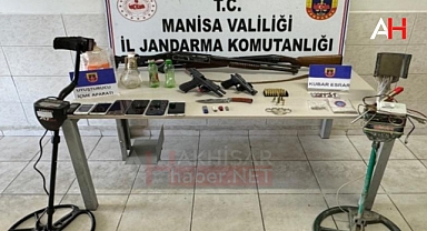 Akhisar'da 11 ev 3 işyeri ve 3 çiftliğe eş zamanlı operasyon