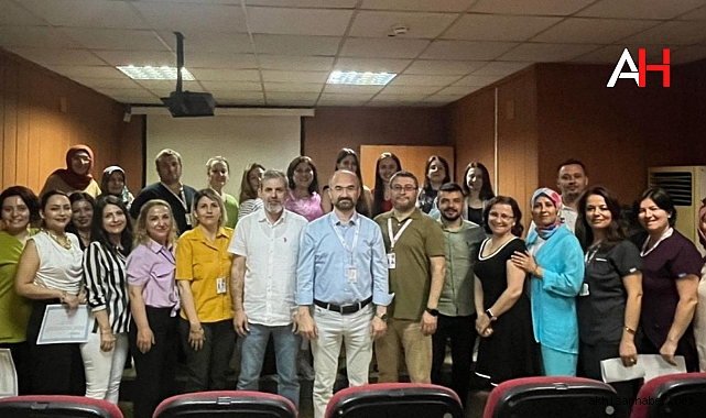 Akhisar'da 14 Hemşireye Sertifika Verildi