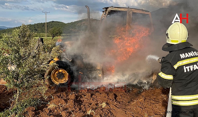 Akhisar'da çiftçinin kullandığı iş makinesi cayır cayır yandı