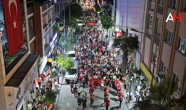 Akhisar'da Fener Alayı ve Gençlik Konseri Coşkusu