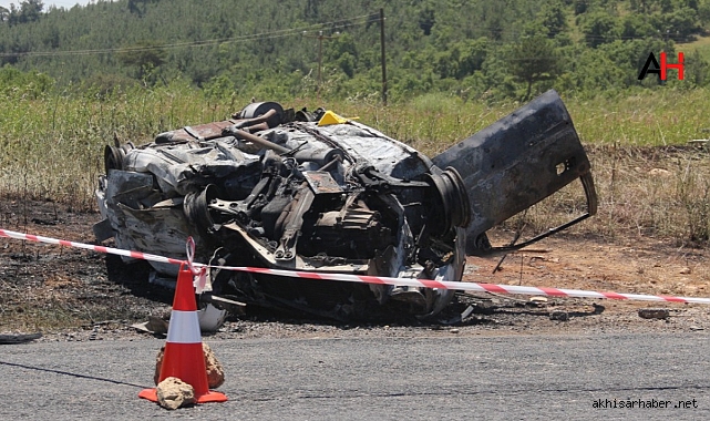 Akhisar'da iki otomobilin çarpıştığı kazada ölen ve yaralıların isimleri belli oldu
