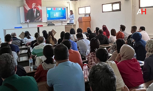 Akhisar'da Öğretmenlere Erasmus+ Programı Tanıtıldı